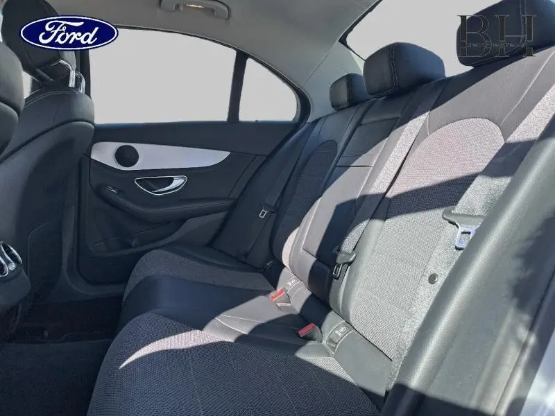 Vue intérieure côté droit de la banquette arrière noire d'une Mercedes Classe C 200 d Business 2016.