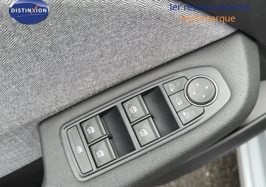 Commande des vitres électriques et réglage des rétroviseurs sur la portière côté conducteur d'une Renault Clio gris Rafale.