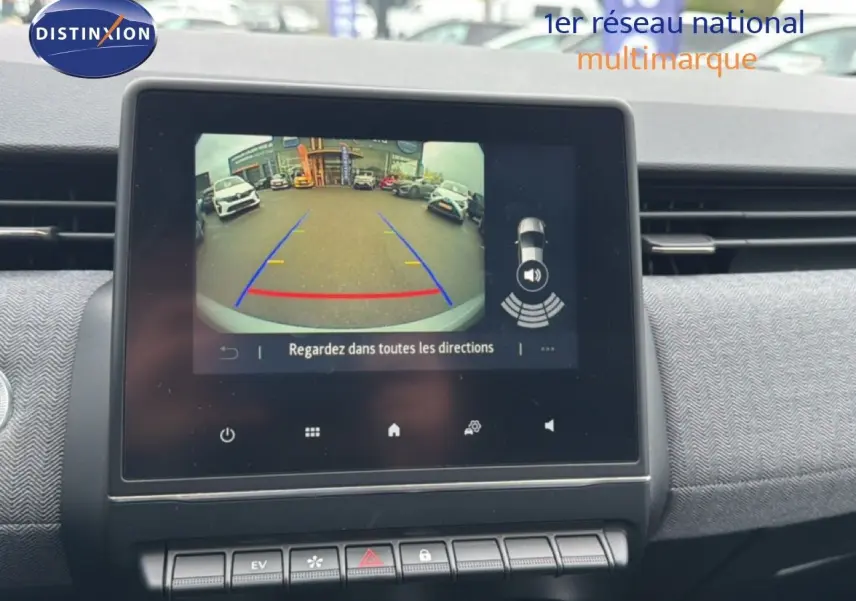 Vue intérieure sur l'écran tactile affichant la caméra de recul de la Renault Clio gris Rafale Metal, version hybride 2025.