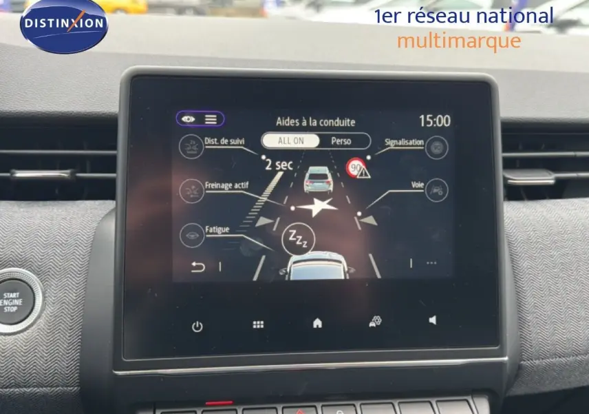 Écran tactile central du tableau de bord de la Renault Clio gris Rafale, affichant les aides à la conduite.