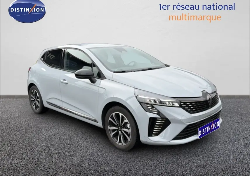 Renault Clio 2025 gris rafale métal vue 3/4 avant droit avec signature lumineuse LED et jantes alliage.