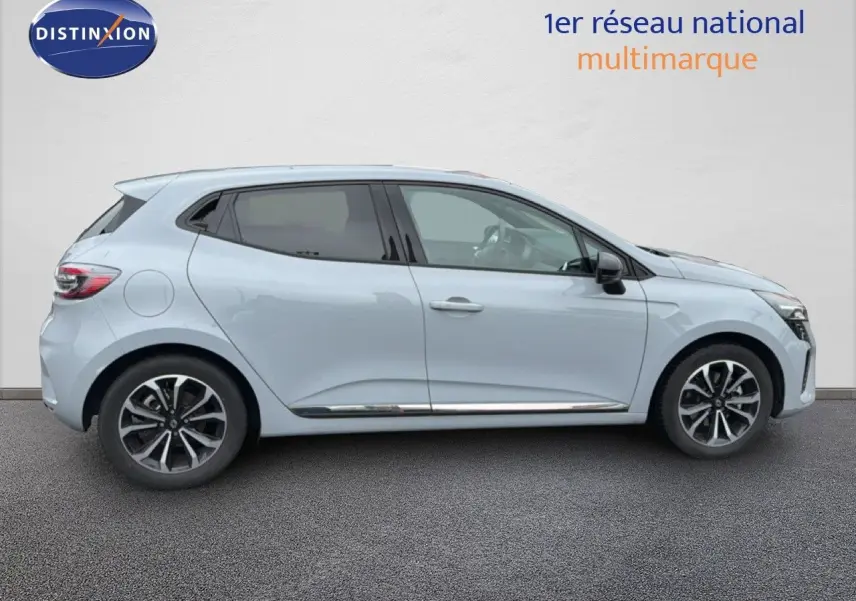 Profil droit de la Renault Clio 2025 gris rafale métal avec jantes alliage et détails chromés sur les portières.