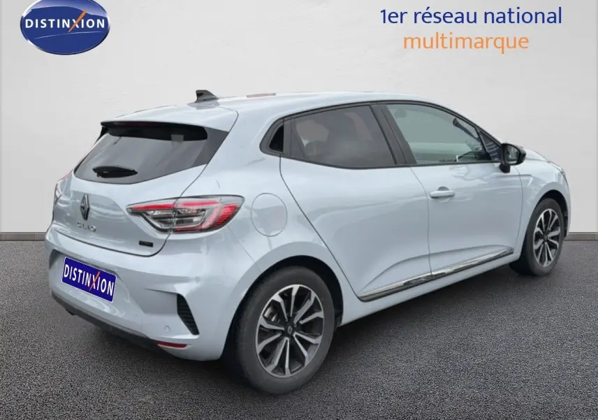 Vue 3/4 arrière droite d'une Renault Clio gris rafale métal avec jantes alliage et vitres teintées.