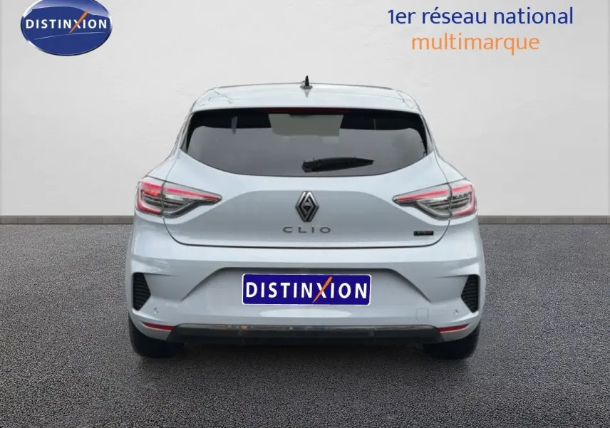 Vue arrière de la Renault Clio 2025 gris Rafale Métal avec feux LED et logo distinctif au centre du hayon.
