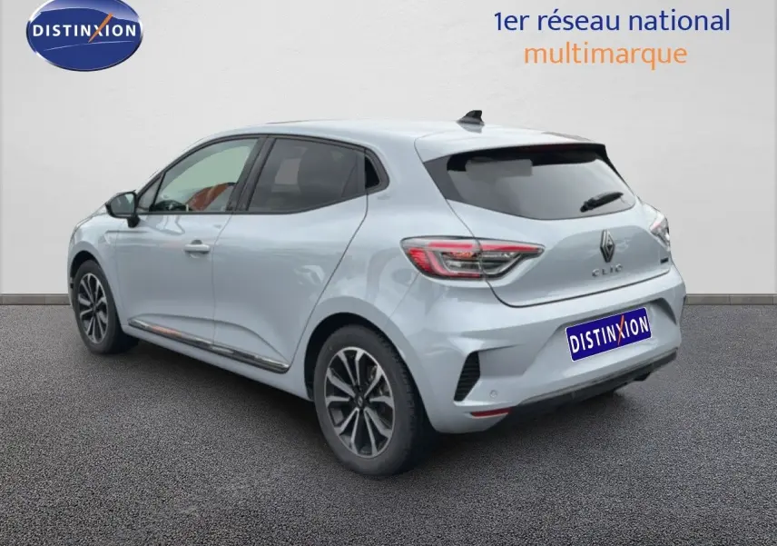 Vue 3/4 arrière droite d'une Renault Clio 2025 gris rafale métal avec jantes alliage et feux LED distinctifs.