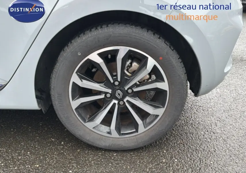 Gros plan sur la roue avant gauche de la Renault Clio 2025 gris Rafale Métal avec jante alliage noire et argent.