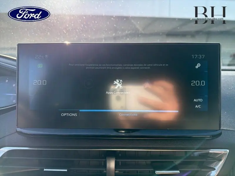 Écran tactile central du Peugeot 5008 2022 affichant les options de connectivité, avec reflets visibles.