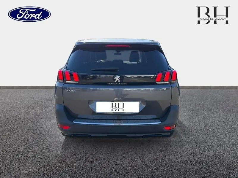 Vue arrière d'un Peugeot 5008 gris Platinium avec feux arrière LED et lunette arrière surteintée.