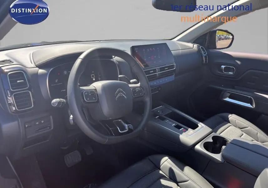 Vue intérieure côté conducteur du Citroën C5 Aircross 2025 noir métal, avec tableau de bord numérique et écran tactile central.