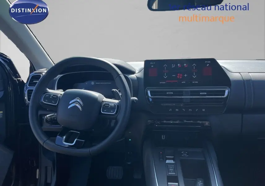 Vue intérieure du tableau de bord et volant du Citroën C5 Aircross noir métal 2025 avec écran tactile central.
