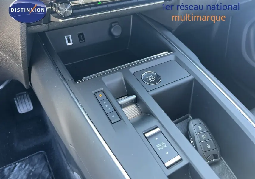Vue rapprochée de la console centrale noire du Citroën C5 Aircross 2025, avec sélecteur de boîte auto et bouton start/stop.