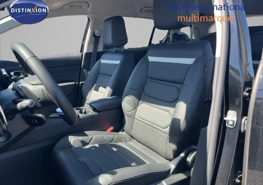 Vue intérieure côté conducteur du Citroën C5 Aircross noir métal 2025, sièges avant en tissu et cuir noir.