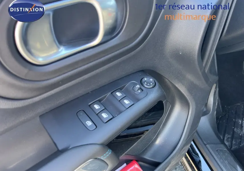 Gros plan sur la commande des vitres électriques côté conducteur du Citroën C5 Aircross noir métal 2025.