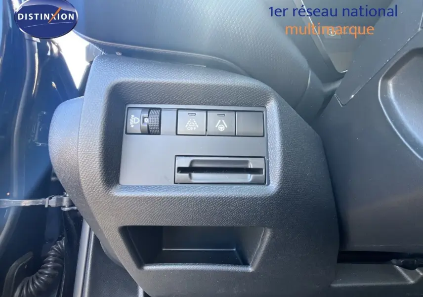 Détail des commandes latérales noires du tableau de bord du Citroën C5 Aircross 2025, côté gauche.