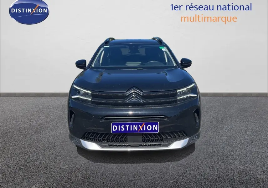 Vue de face du Citroën C5 Aircross 2025 noir métal avec calandre distinctive et éclairage LED fin.