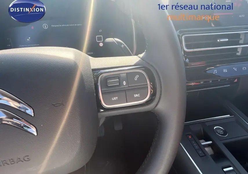 Intérieur noir du Citroën C5 Aircross 2025, vue rapprochée du volant multifonction et tableau de bord digital.