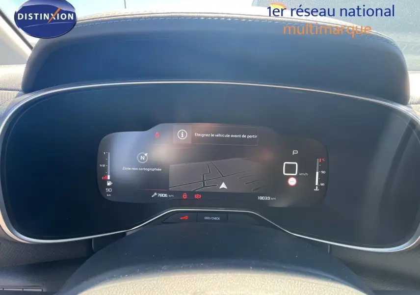 Vue rapprochée du tableau de bord numérique du Citroën C5 Aircross noir métal, affichant la navigation et les informations du véhicule.
