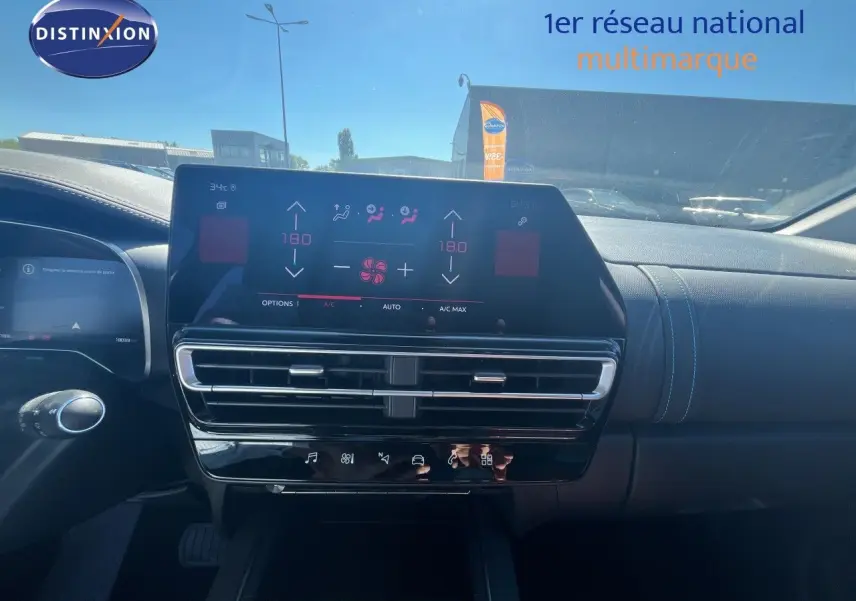Vue intérieure du tableau de bord du Citroën C5 Aircross 2025, écran tactile et commandes de climatisation visibles.