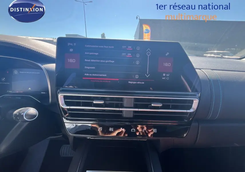 Vue intérieure du tableau de bord du Citroën C5 Aircross noir métal 2025, avec écran tactile central et commandes digitales.