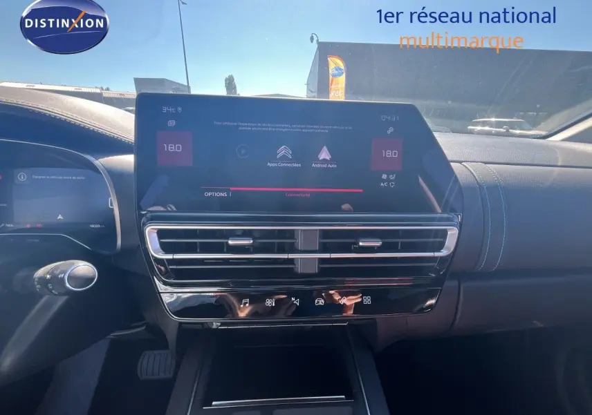 Tableau de bord noir du Citroën C5 Aircross 2025 avec écran tactile central et aérateurs horizontaux.
