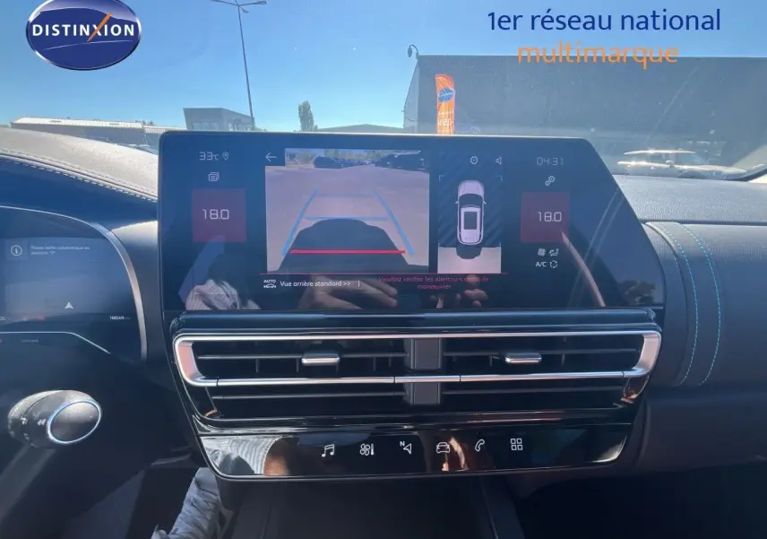 Vue intérieure du tableau de bord du Citroën C5 Aircross noir métal 2025, écran central affichant la caméra de recul.