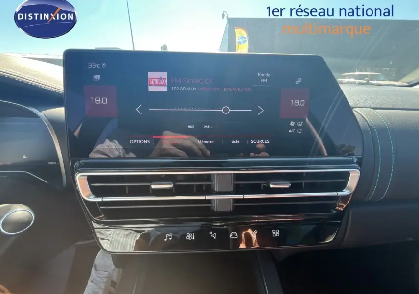 Vue rapprochée de la console centrale du Citroën C5 Aircross noir métal 2025, écran tactile et commandes climatisation visibles.