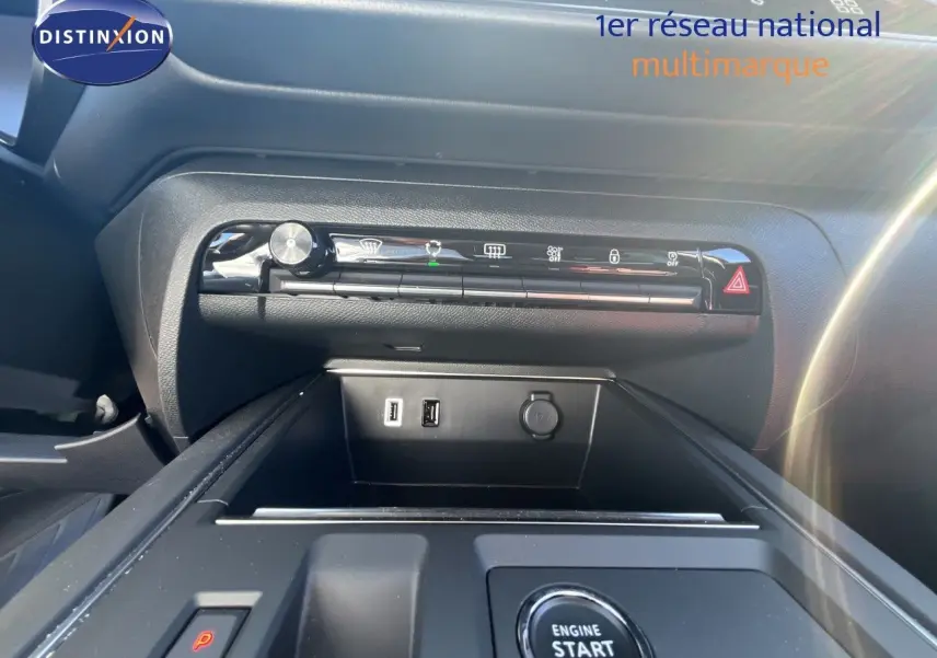 Vue rapprochée de la console centrale du Citroën C5 Aircross noir métal, avec boutons de commande et ports USB visibles.