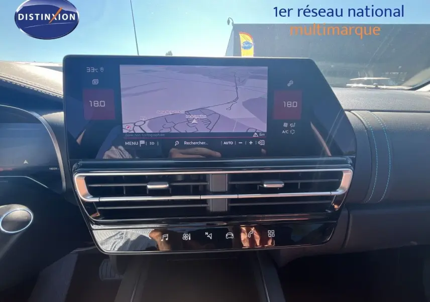 Vue intérieure du tableau de bord du Citroën C5 Aircross 2025, écran tactile avec navigation et commandes climatiques.