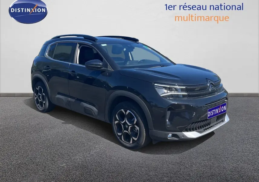 Citroën C5 Aircross noir métal en 3/4 avant droit, avec jantes distinctives et calandre moderne.