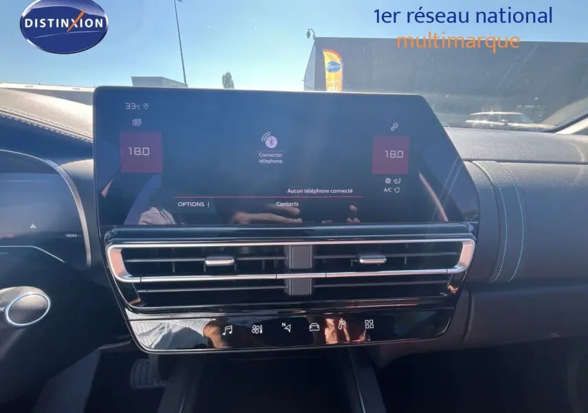 Vue intérieure centrée sur l'écran tactile et la console centrale du Citroën C5 Aircross noir métal 2025.