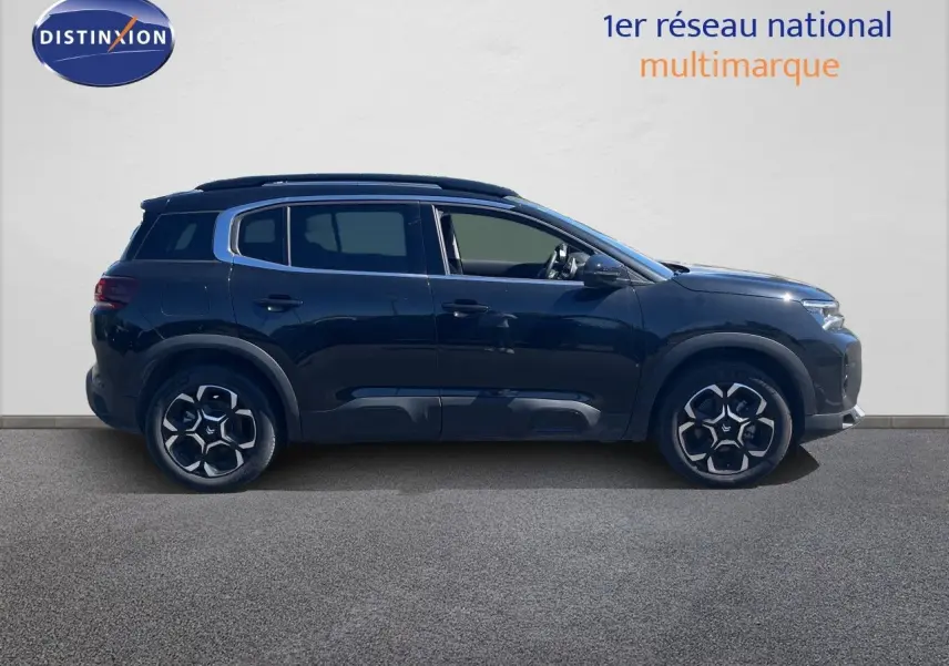 Profil côté gauche d'un Citroën C5 Aircross noir métal 2025 avec jantes distinctives et toit noir.