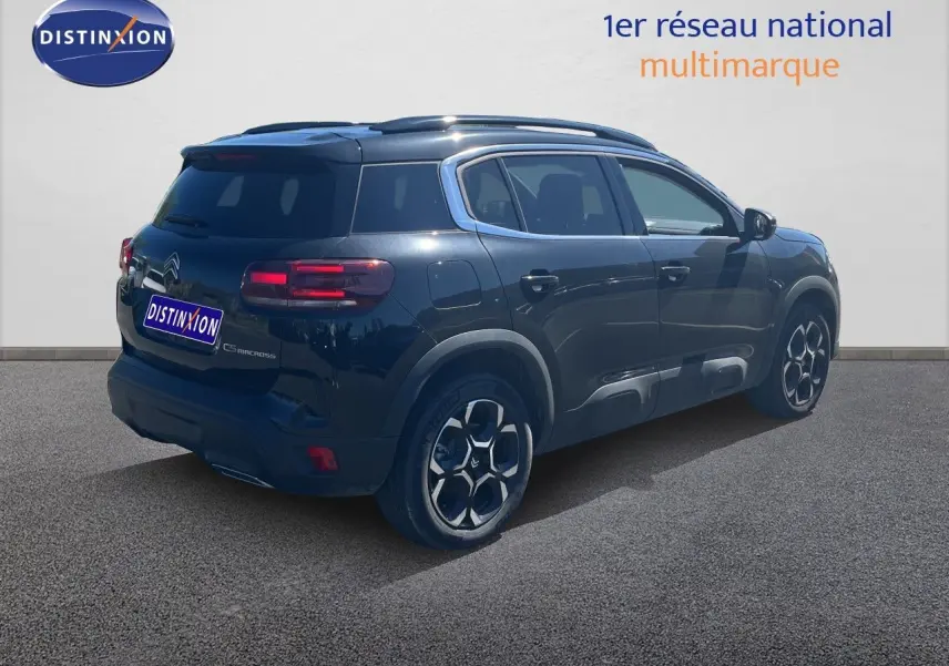 Vue 3/4 arrière droite d'un Citroën C5 Aircross noir métal, mettant en valeur ses feux arrière et ses jantes distinctives.