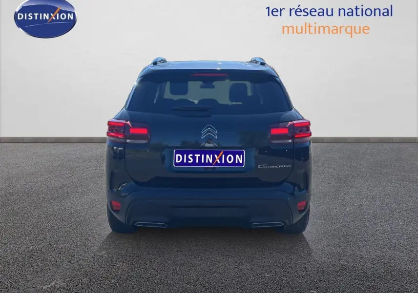 Vue arrière d'un Citroën C5 Aircross noir métal 2025 avec feux LED allumés sur fond neutre.