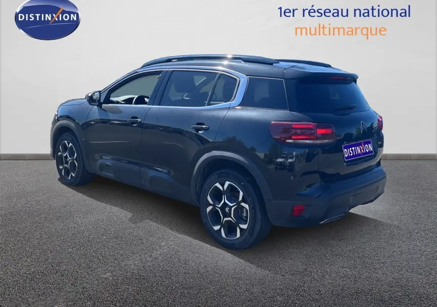 Citroën C5 Aircross noir métal en 3/4 arrière droit, mettant en valeur ses jantes distinctives et sa silhouette SUV.