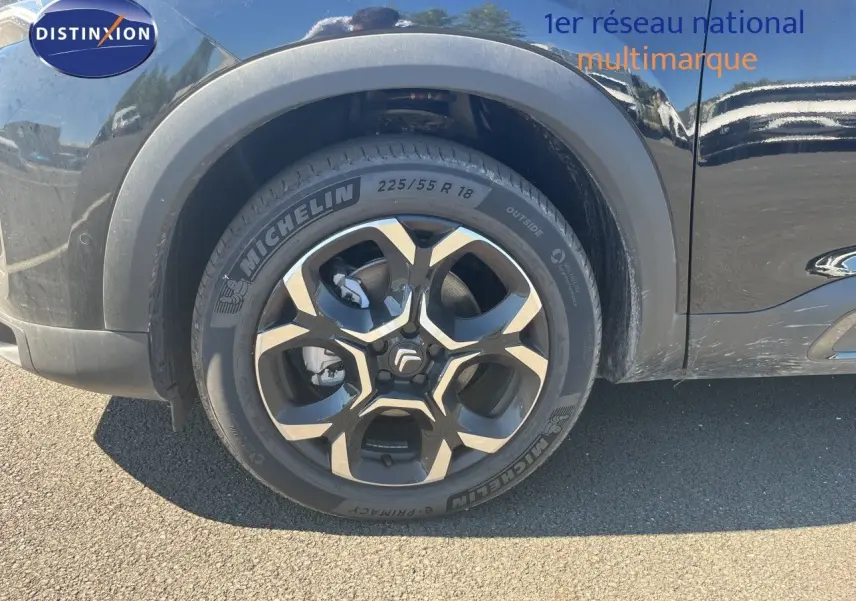 Gros plan sur la roue avant gauche noire métal du Citroën C5 Aircross 2025 avec jante alliage et pneu Michelin.