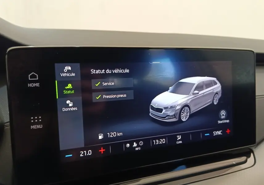 Écran tactile intérieur affichant la Skoda Octavia blanche en vue 3/4 avant avec statut véhicule et options climatisation.