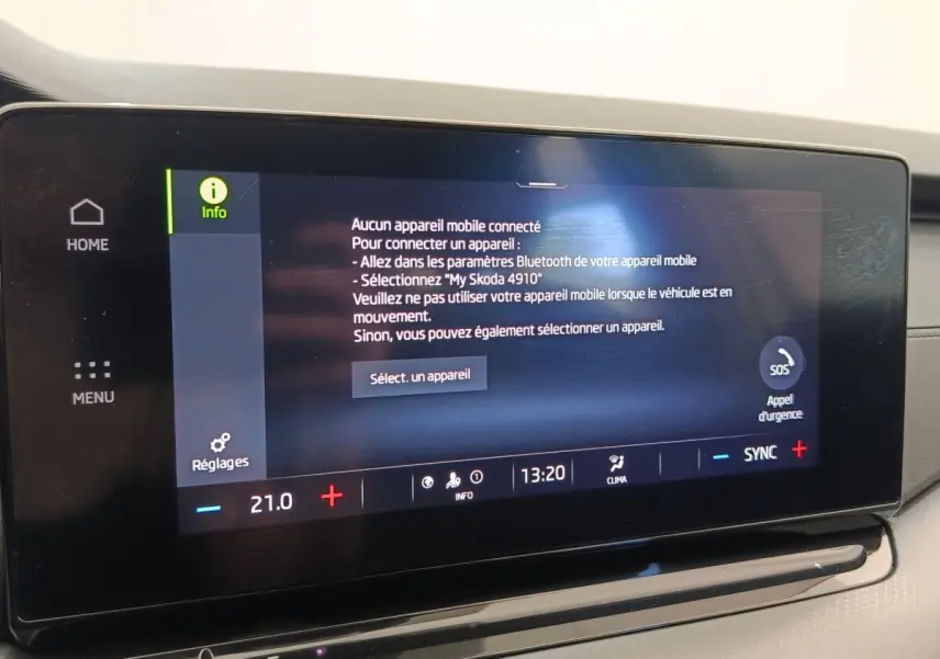 Écran tactile central du tableau de bord de la Skoda Octavia 2023 affichant le menu Bluetooth et les réglages climatisation.