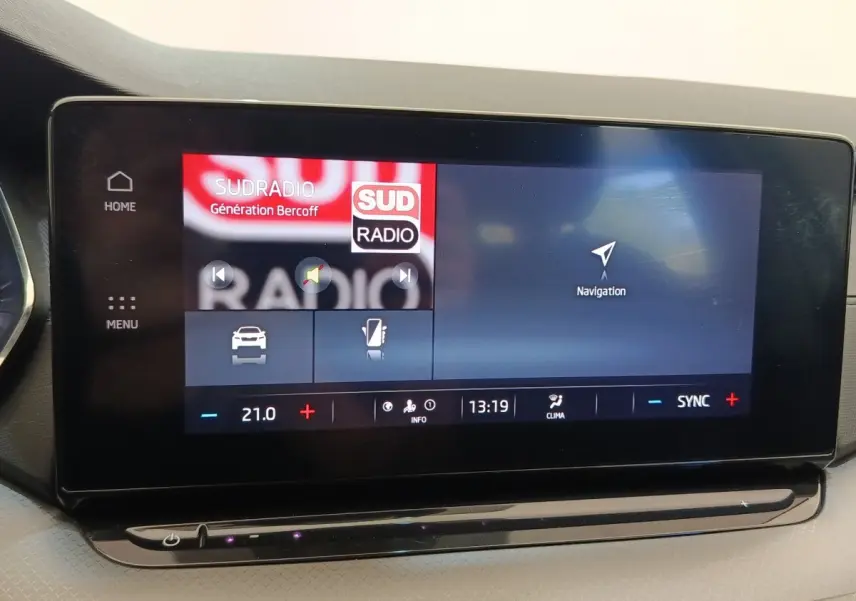 Écran tactile central de la Skoda Octavia 2023 affichant radio Sud Radio et navigation, vue intérieure frontale.