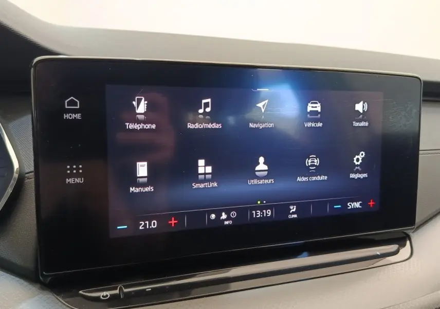 Écran tactile central de la Skoda Octavia 2023 affichant le menu principal, vue de face intérieure.