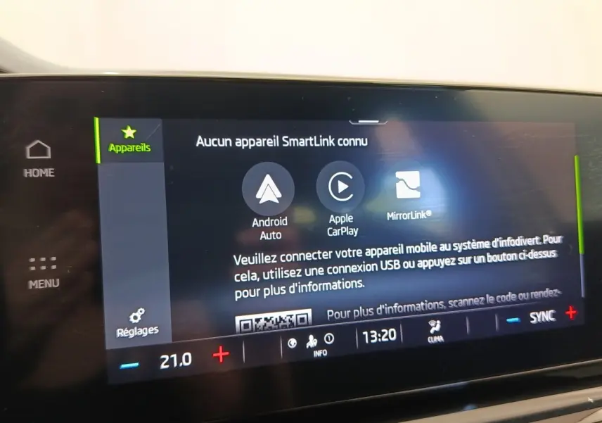 Écran tactile central de la Skoda Octavia 2023 affichant les options Android Auto, Apple CarPlay et MirrorLink.