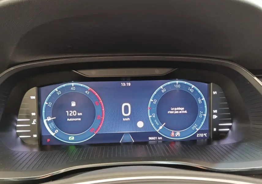Affichage numérique du combiné d'instruments de la Skoda Octavia 2023, avec autonomie et vitesse à 0 km/h.