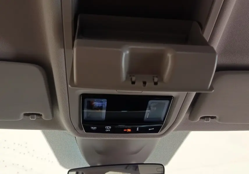 Vue intérieure centrée sur la console de plafonnier avec éclairage et rangement, dans une Skoda Octavia blanche 2023.