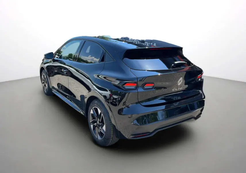 Vue 3/4 arrière gauche de la Renault Clio 6 TCE 115 EDC Techno Plus noir étoilé avec feux arrière LED et jantes alu.