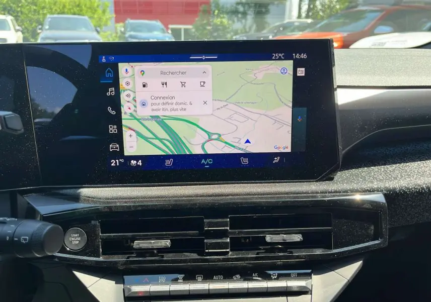 Vue du tableau de bord de la Renault Clio 6 TCE 115 EDC Techno Plus 2026 avec écran tactile de navigation Google Maps.