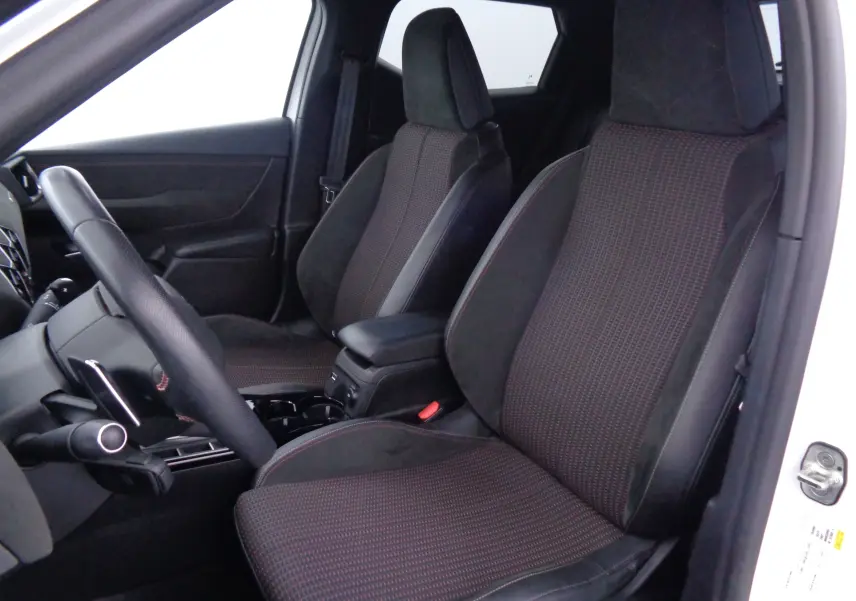 Vue intérieure côté gauche du DS3 Crossback 2021, sièges tissu noir à motifs rouges avec volant cuir perforé.