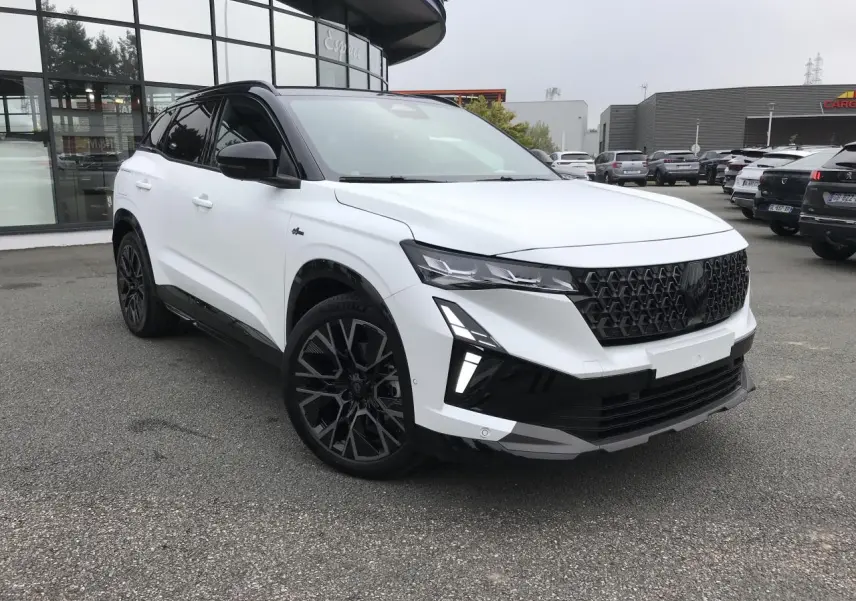 Vue 3/4 avant d'un Renault Austral blanc bi-ton avec calandre noire et jantes alliage noires au design sportif.