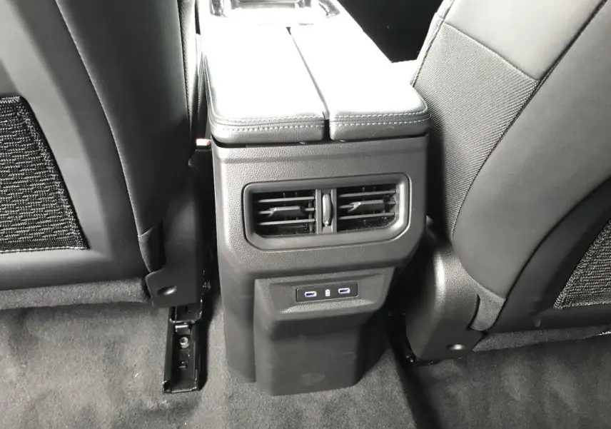 Vue rapprochée de la console arrière avec bouches d’aération et ports USB du Renault Austral blanc.