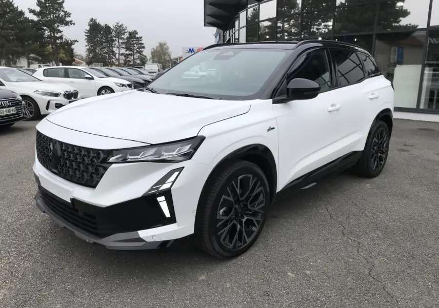 Renault Austral blanc bi-ton vue 3/4 avant droit, jantes noires et toit noir satin distinctifs.