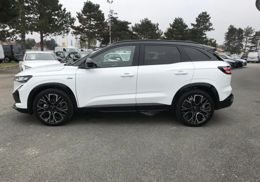 Renault Austral blanc bi-ton vue de profil côté gauche avec jantes alliage noires et toit noir satin.