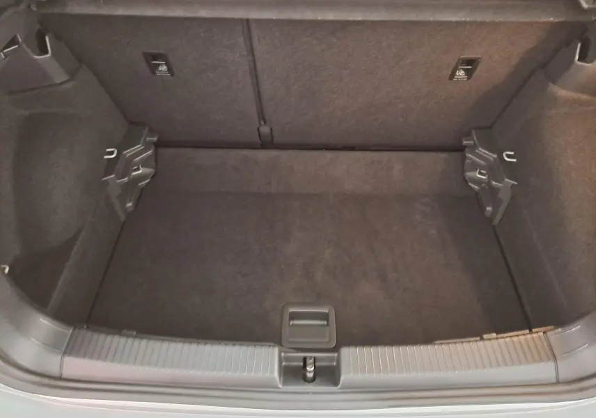 Coffre ouvert du Volkswagen T-Cross 2022 reflet d'argent, vue intérieure montrant le volume et les finitions du coffre.